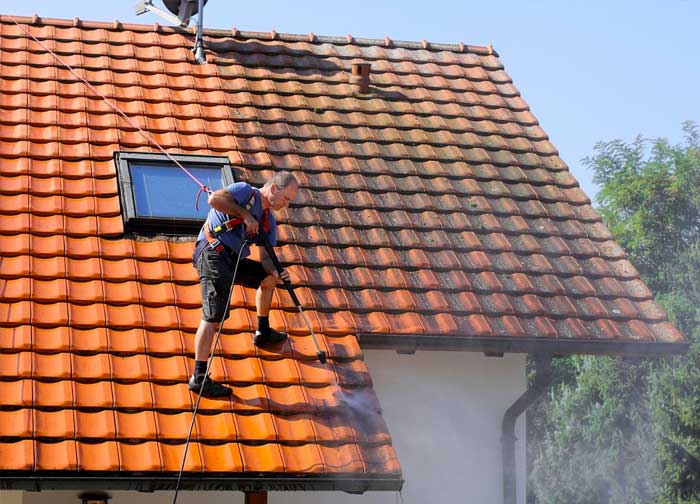 Nettoyage toiture - AUGUSTE HABITAT couvreur dans les Alpes-Maritimes (06). Nettoyage toiture, démoussage toit, traitement anti-mousse couverture, peinture hydrofuge toit : dans les Alpes-Maritimes (06)