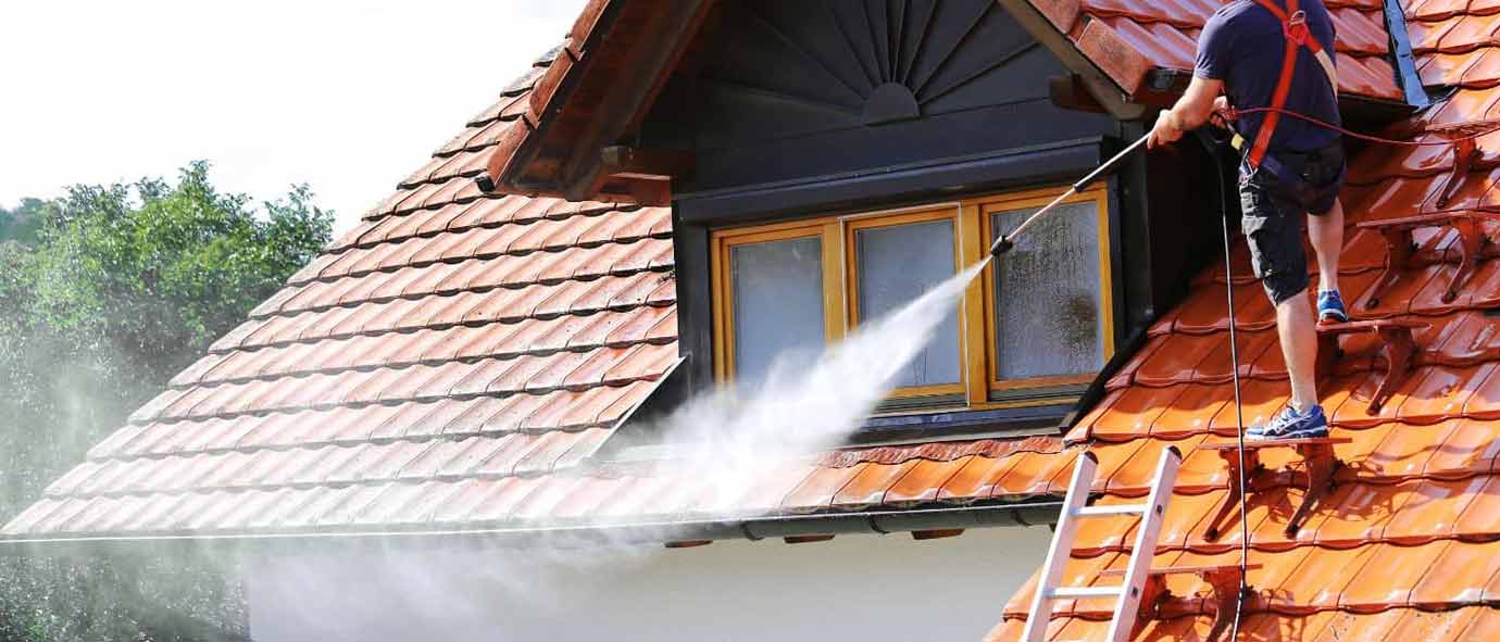 Nettoyage toiture - AUGUSTE HABITAT couvreur dans les Alpes-Maritimes (06). Nettoyage toiture, démoussage toit, traitement anti-mousse couverture, peinture hydrofuge toit : dans les Alpes-Maritimes (06)