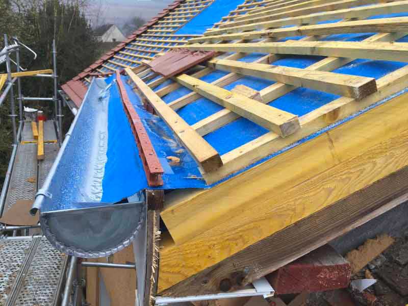 Travaux de couverture - AUGUSTE HABITAT  : couvreur  dans les Alpes-Maritimes (06) : Travaux de couverture :  tuile, ardoise,… pose de faitage. Dépannage urgent  toiture :  intervention dans les Alpes-Maritimes (06)